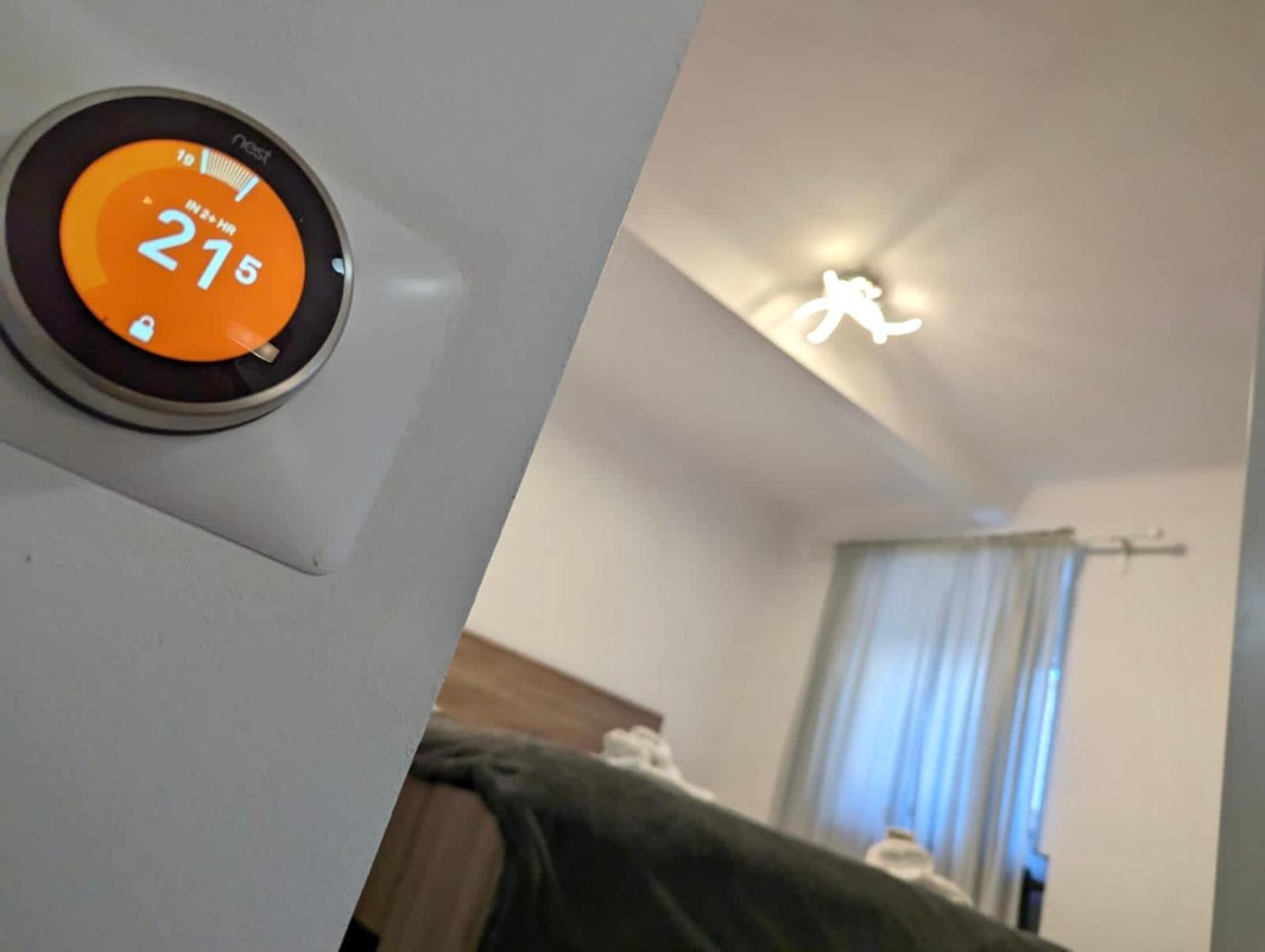 Fantabulous Downtown Abode W King Bed, 65" Tv, Washer And Tumble Dryer 萨格勒布 外观 照片